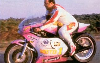 coluche sur sa moto du record du monde