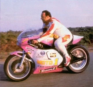 coluche sur sa moto du record du monde