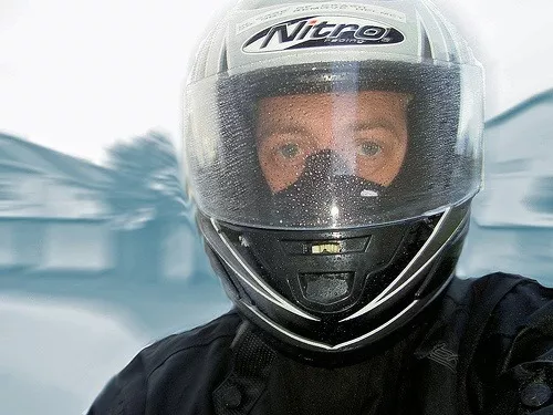 examen plateau moto rapide sous la pluie